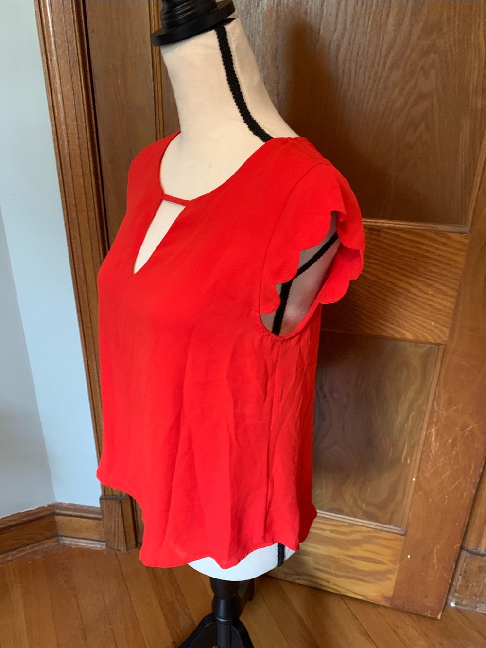 E&M Women's Red Cap-Sleeve Keyhole Blouse - Picture 4 of 9